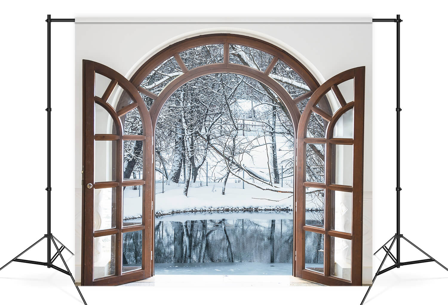 Gewölbtes Holzfenster Winterwald Hintergrund M11-24