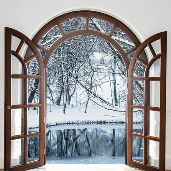 Gewölbtes Holzfenster Winterwald Hintergrund M11-24