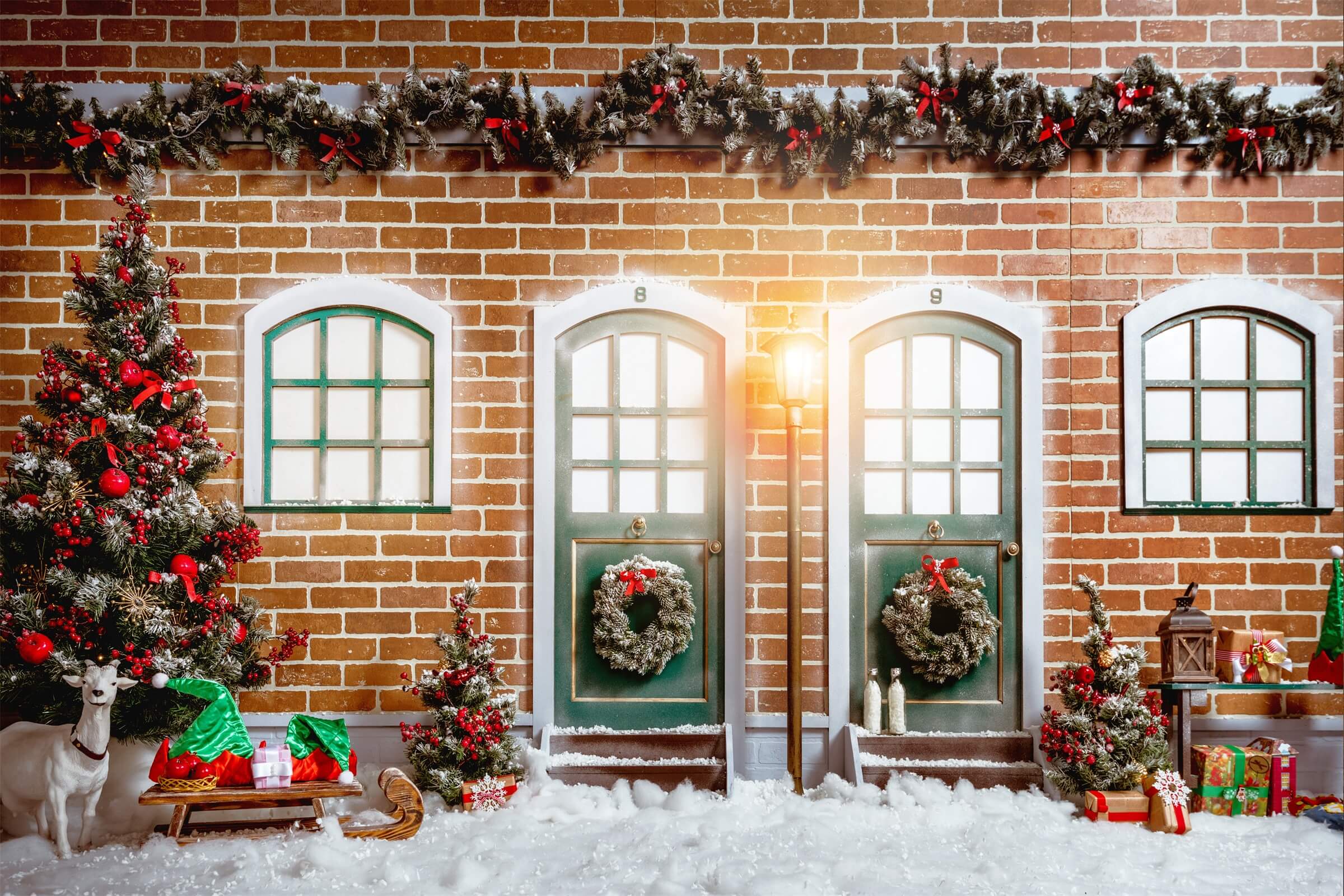 Schneebedeckter Weihnachtsbaum Kranz Geschenke Rote Backsteinmauer Kulisse M11-77