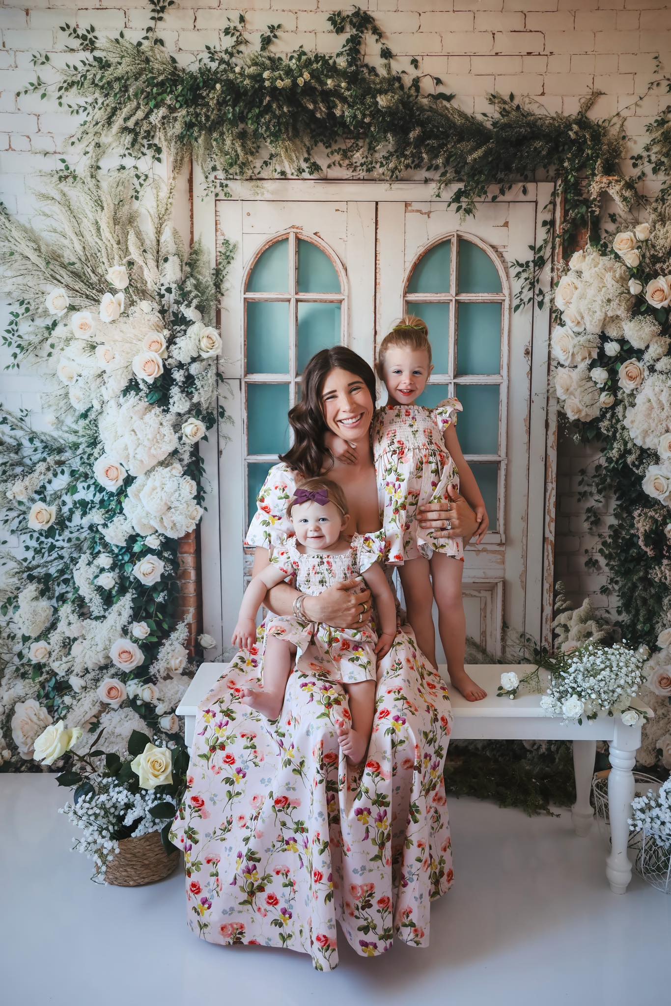 Frühlingsblumen-Fotohintergrund Weiße Rosen Vintage-Tür Blumen Frühlingshintergrund MRR9-1