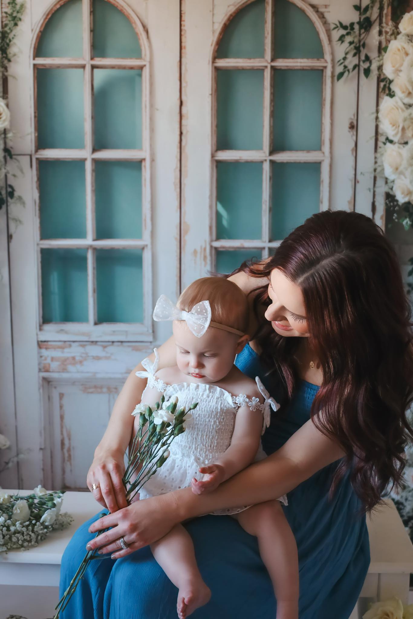 Frühlingsblumen-Fotohintergrund Weiße Rosen Vintage-Tür Blumen Frühlingshintergrund MRR9-1