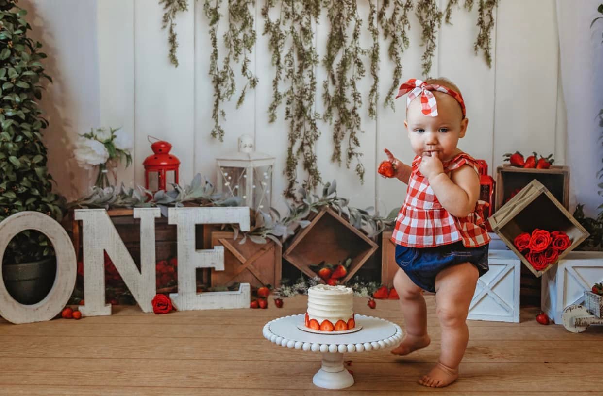 Frühlingshintergrund Rustikale Kisten Erdbeeren Rote Laternen Frühlingsfoto-Fotohintergrund MRR9-4