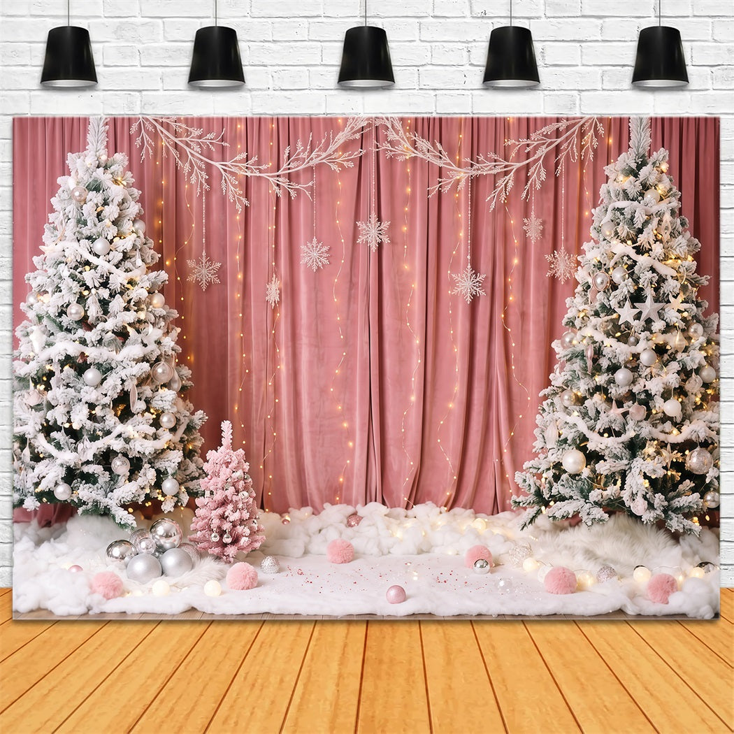Winterlicher Weihnachtshintergrund Rosa Vorhang Verschneiter Weihnachtsbaum RR610-147