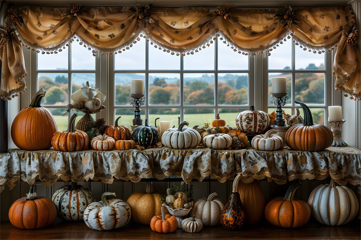 Herbstliches Fensterdisplay mit Kürbissen und Kerzen RR7-317