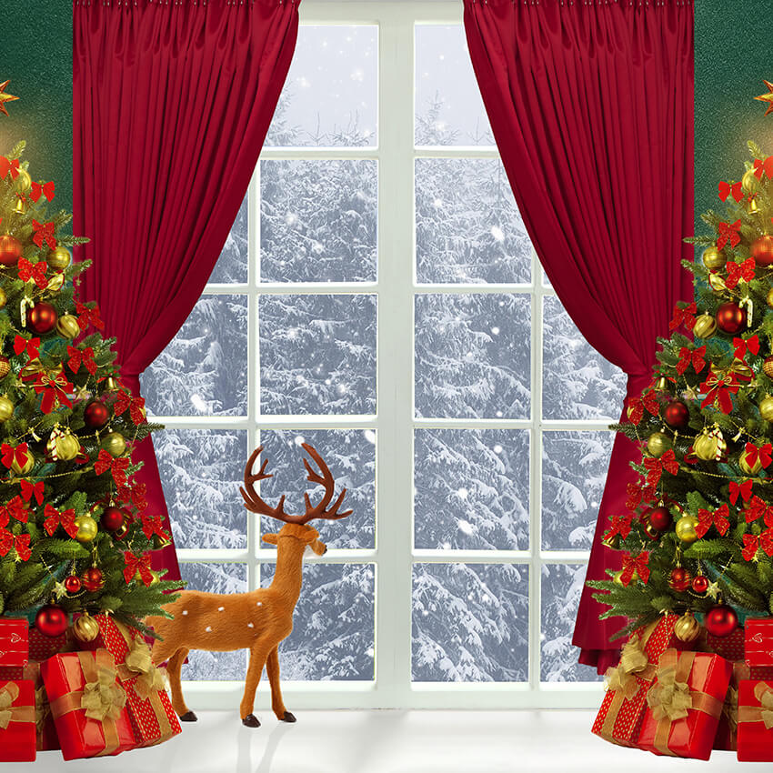 Weihnachtsbaum-weißes-Fenster-roter-Vorhang-Hintergrund-D918