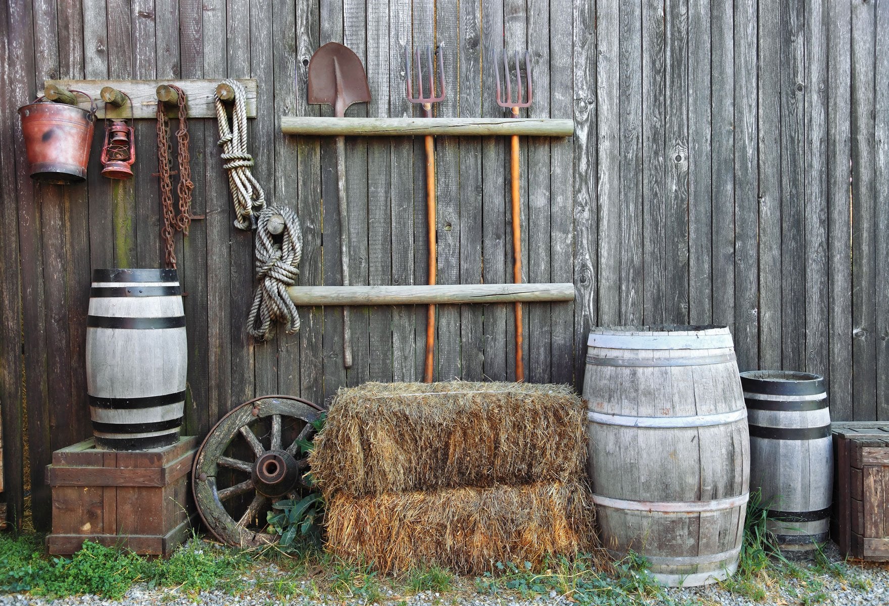 Scheune landwirtschaftliche Werkzeuge Grunge Holz Wandhintergründe HJ03184